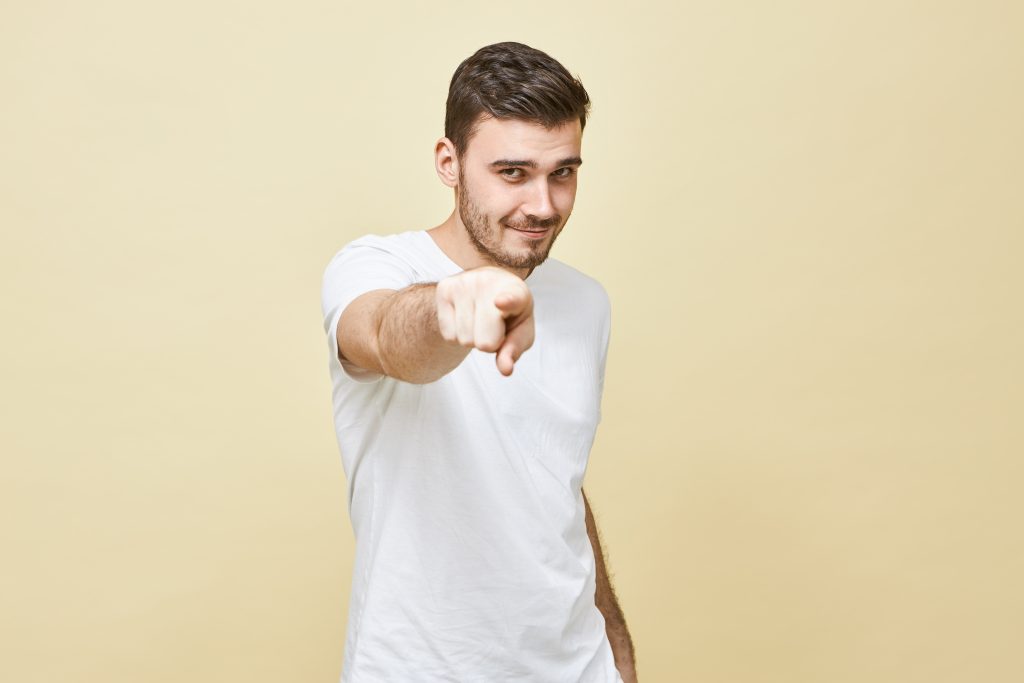 imagen-atractivo-hombre-joven-morena-seguro-si-mismo-camiseta-blanca-casual-mirando-recto-apuntando-dedo-indice-dandole-confianza-teniendo-idea-brillante-enfoque-selectivo, Imagen de karlyukav en Freepik